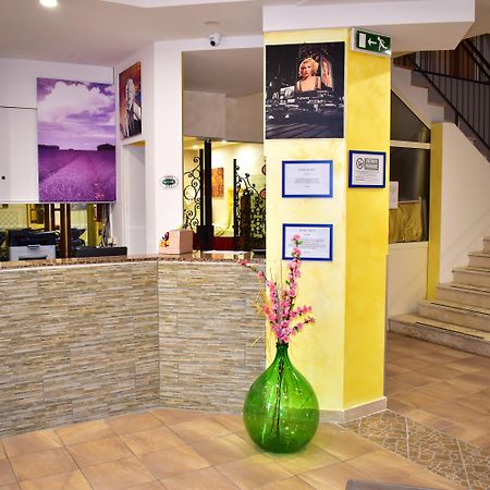 Hotel New Happy Римини Экстерьер фото
