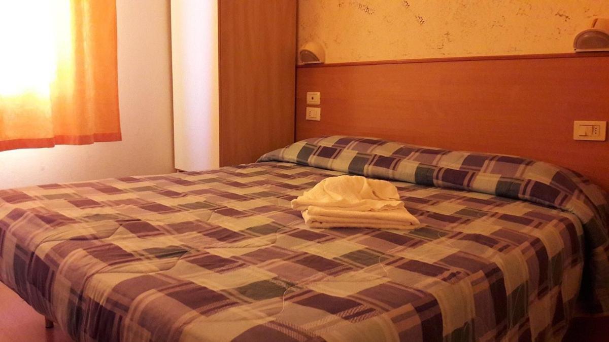 Hotel New Happy Римини Экстерьер фото